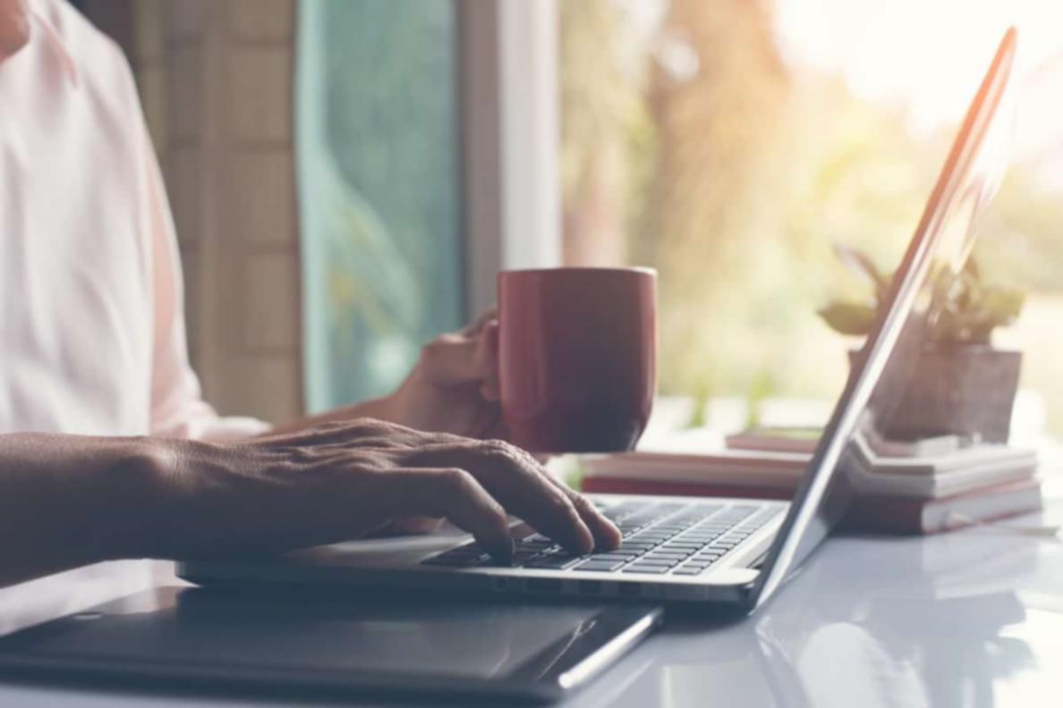 Tableau de bord analytics SEO avec données et graphiques