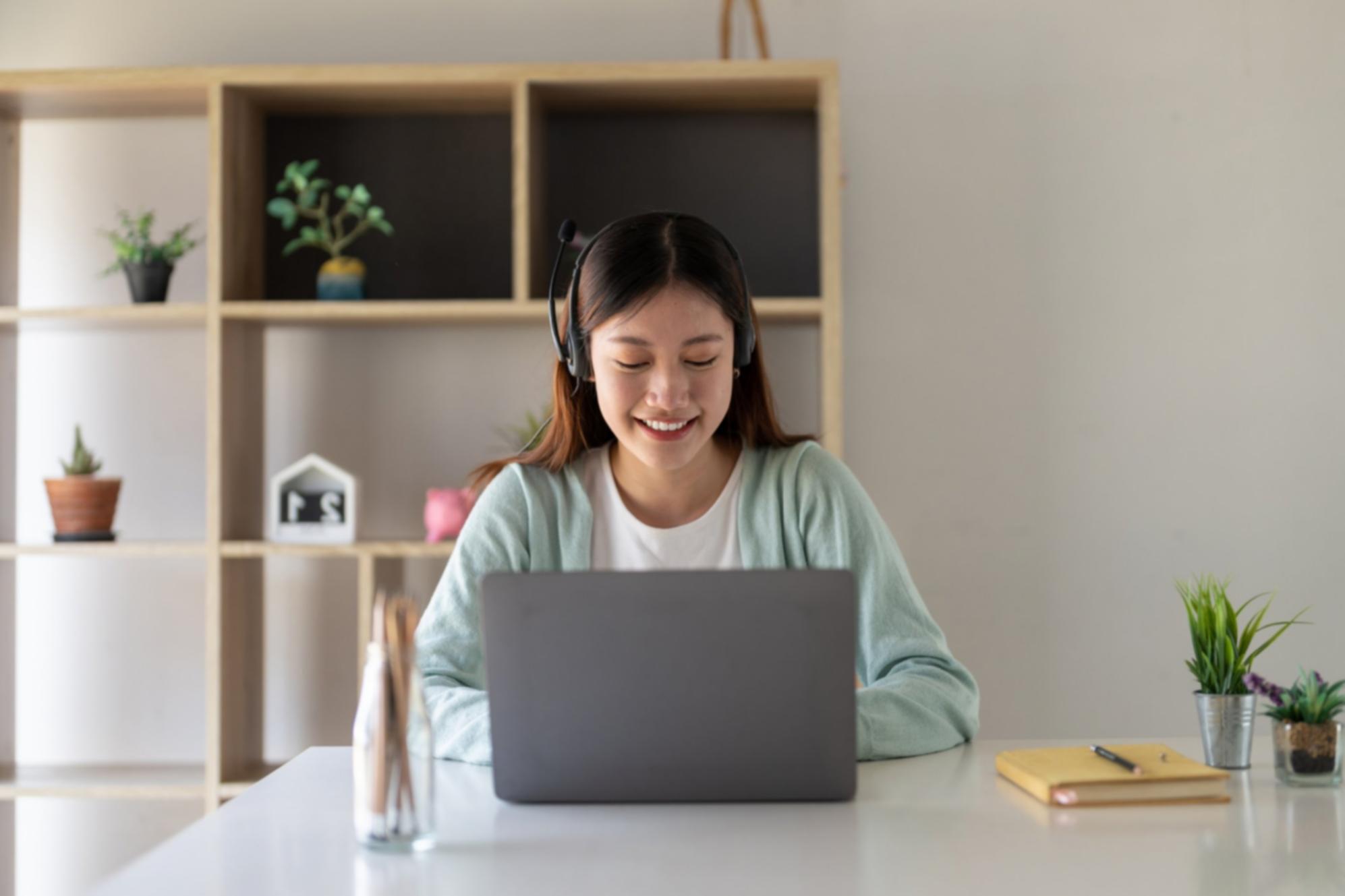 Interface d'analyse SEO avec graphiques de performance